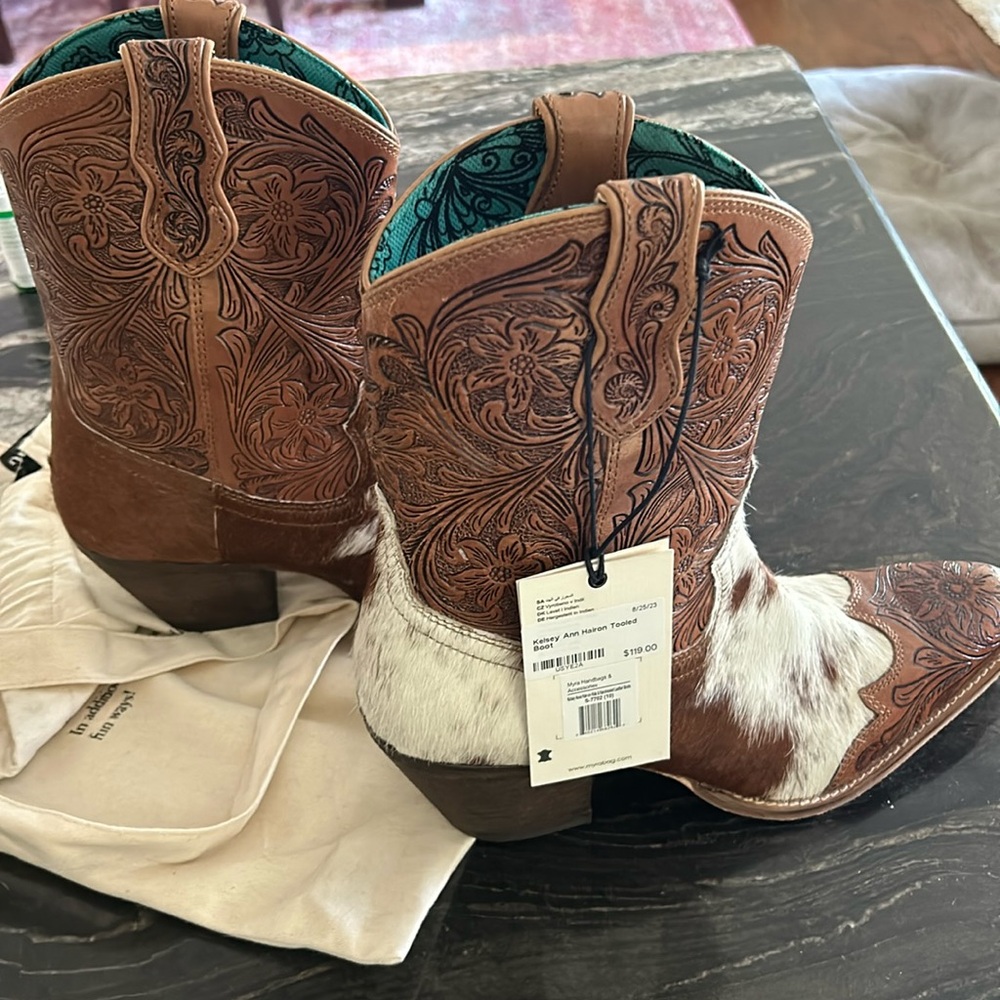 Absolutely beautiful brown Myra Kelsey Ann Helron tooled boots. New size 10